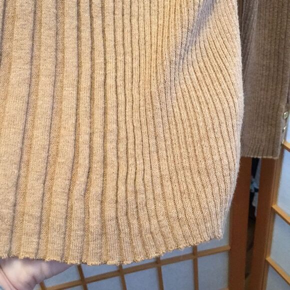 3/$20 Liz Claiborne Career L/S Vneck Ribbed Sweater - Picture 8 of 8